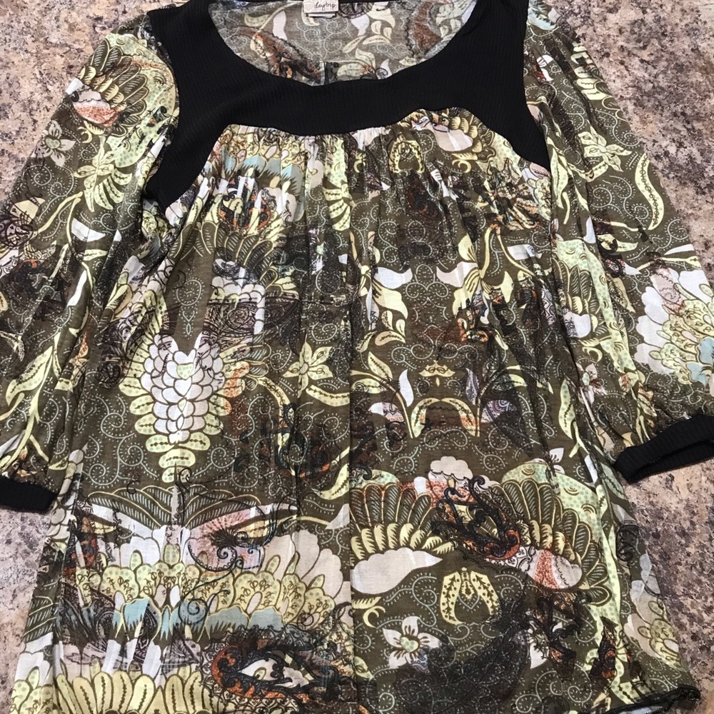 ¾ sleeve unique shirt from the Buckle